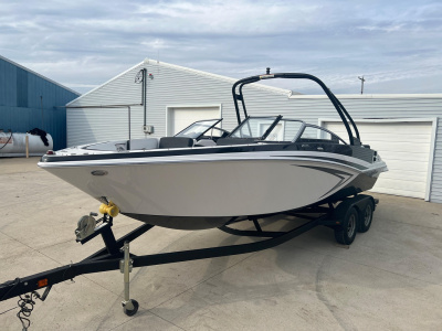 2017 Glastron GT 225