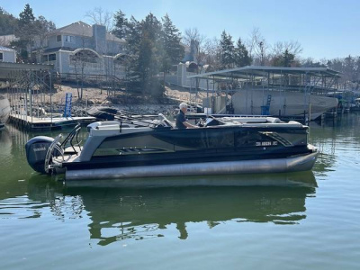 2021 Godfrey Sanpan 2400 UL