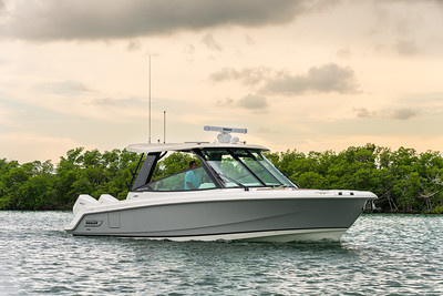 2026 Boston Whaler 330 VANTAGE