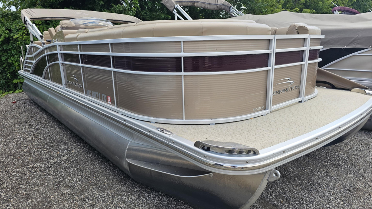 2016 Bennington 2375 RCW **REAR LOUNGERS!** - For Sale at Brighton, MI 48114 - ID 588394