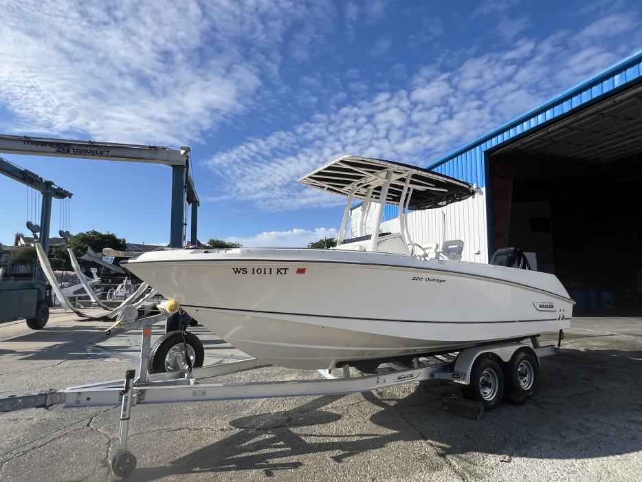 2015 Boston Whaler 220 Outrage - For Sale at Racine, WI 53402 - ID 590304