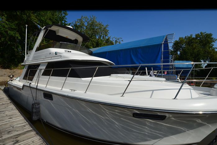 1986 Carver 4227 Cockpit Motor Yacht - For Sale at Saint Paul, MN 55107 - ID 591974