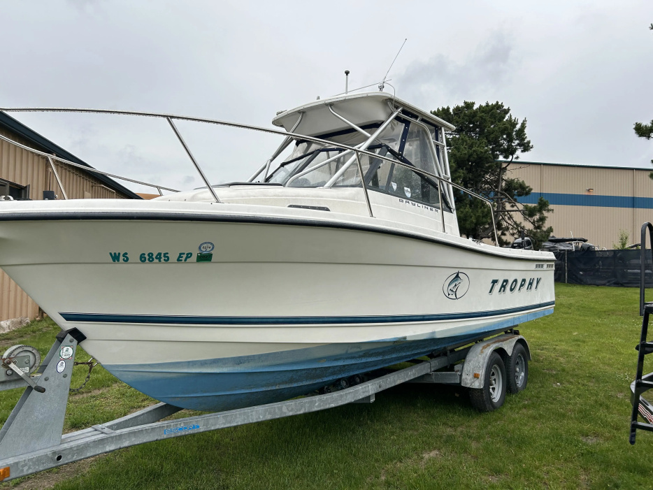 1999 Trophy 2352FV - For Sale at Pewaukee, WI 53072 - ID 587873