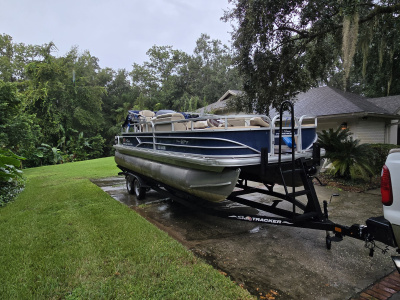 2019 Sun Tracker Fishin' Barge 22 DLX