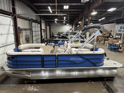 2026 Bentley Legacy 220 Navigator Quad Lounge & Honda 4-Stroke EFI