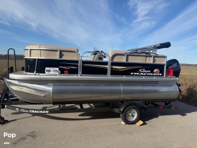 2025 Sun Tracker Party Barge 16 DLX