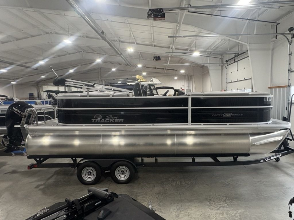 2026 Sun Tracker Party Barge® 22 XP3 - For Sale at Morganton, NC 28680 - ID 597143