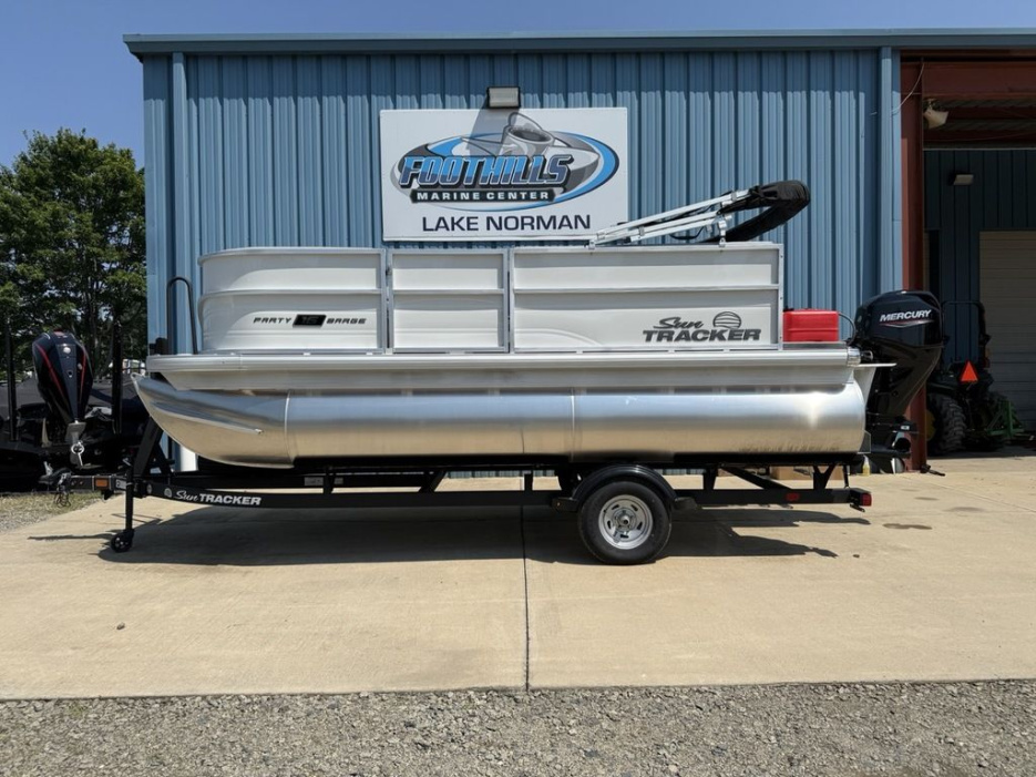 2026 Sun Tracker Party Barge® 16 DLX - For Sale at Mooresville, NC 28115 - ID 597113