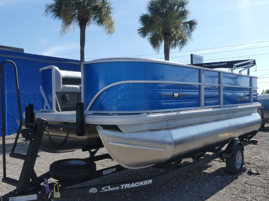 2026 Sun Tracker Party Barge® 18 DLX - For Sale at Lake Placid, FL 33852 - ID 598539