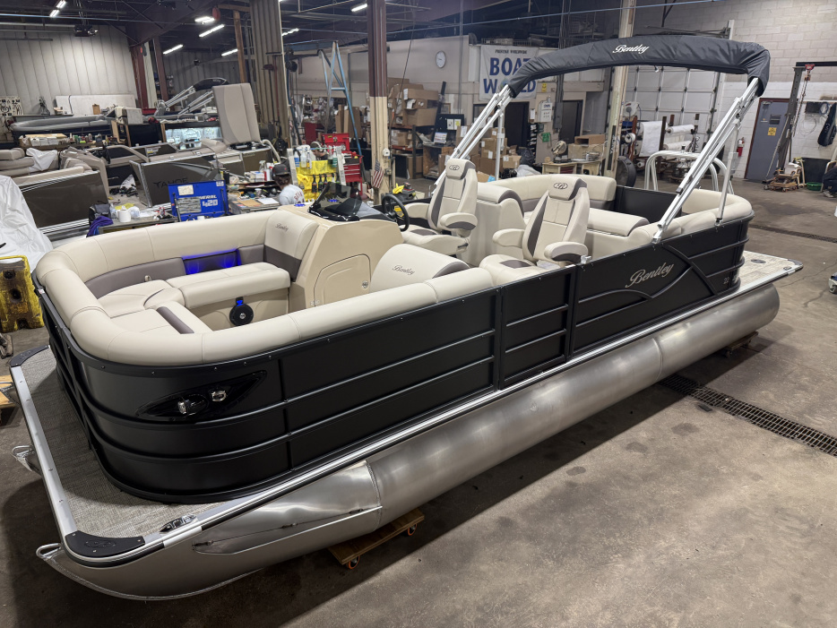 2026 Bentley Legacy 223 Navigator Quad Lounge Tritoon & Honda 4-Stroke EFI - For Sale at Cedar, MN 55011 - ID 598721
