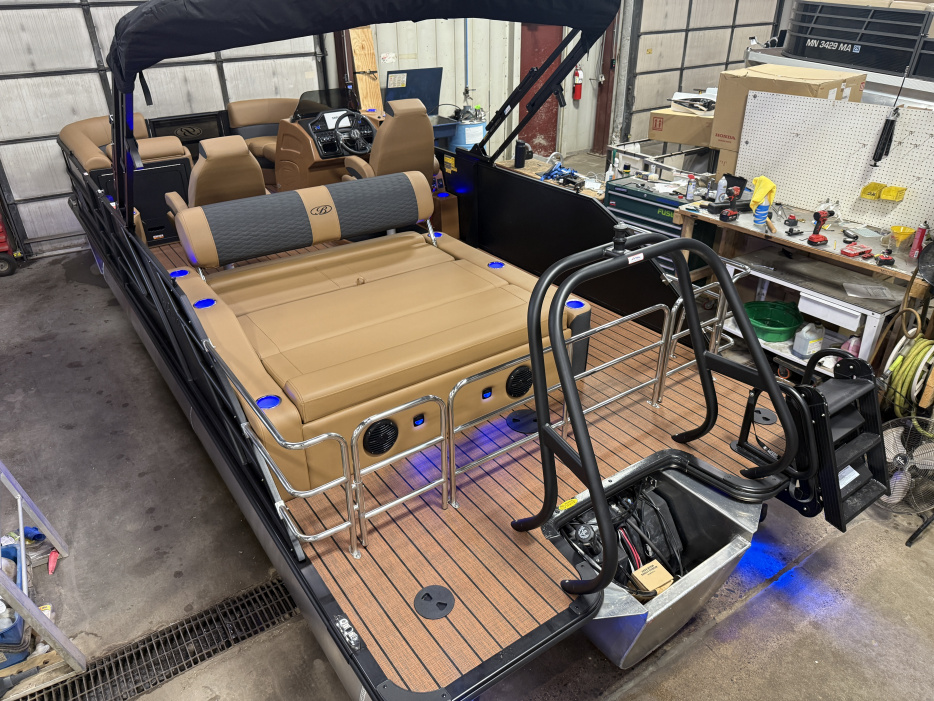 2026 Bentley Elite 223 Swingback Tritoon - For Sale at Cedar, MN 55011 - ID 598797