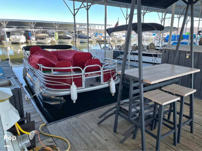 2022 Sun Tracker 22 DLX Fishin Barge