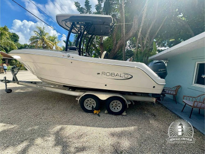 2021 Robalo R222