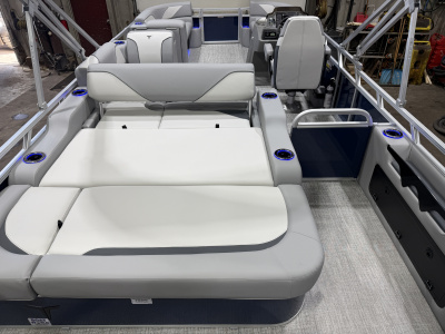 2026 Tahoe Sport 2385 VRB 200HP Swingback Tritoon