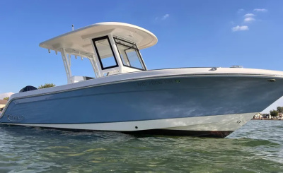 2022 Robalo R272 Center Console