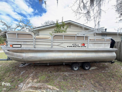 2016 Sun Tracker 22 DLX Party Barge