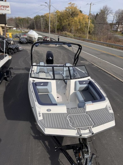 2026 Starcraft SVX OB 210 DC OB w/200hp and Trailer