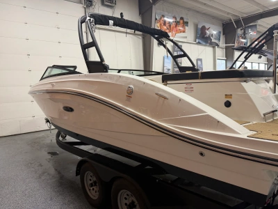 2025 Sea Ray SPX 230 Outboard
