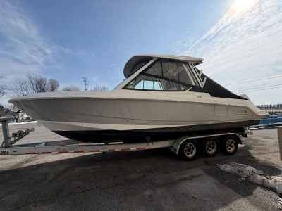 2025 Boston Whaler 28 VANTAGE