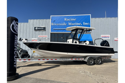 2023 Robalo R-266 Deepwater Black Wide Band