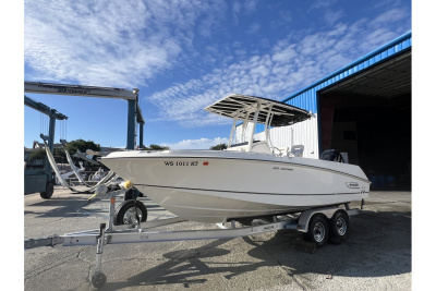 2015 Boston Whaler 220 Outrage