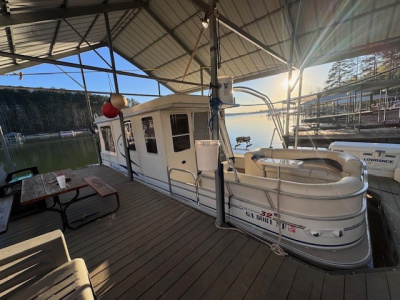 2008 Sun Tracker Party Cruiser 32 i/o w/ 2008 Mercruiser 3.0L and Trailer