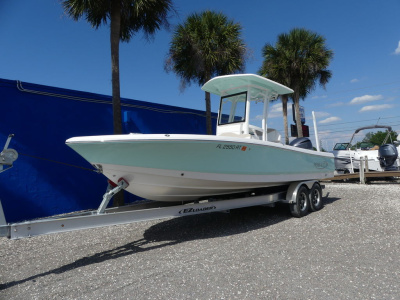 2019 Robalo 246 Cayman