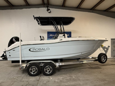 2026 Robalo Center Console