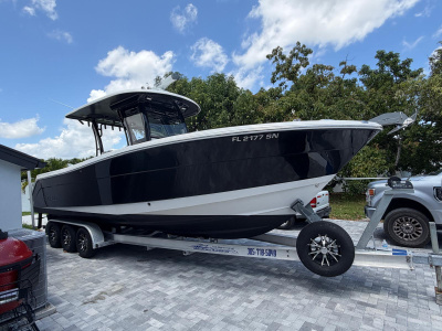 2017 Robalo R302 Center Console