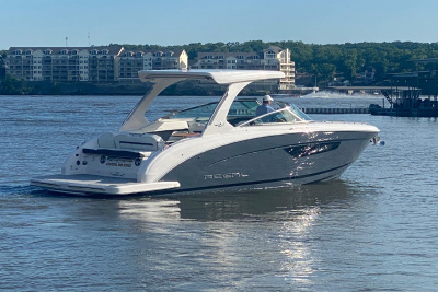 2021 Regal 3300 Bowrider