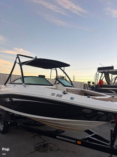 2016 Sea Ray 220 sundeck