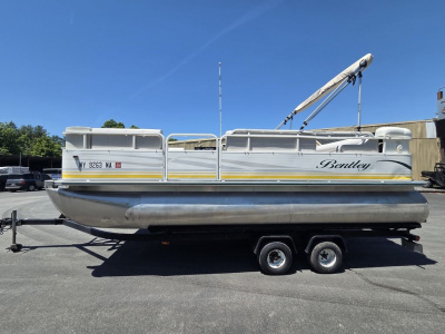 2004 Bentley 200 Cruise w/Tandem trailer and 90hp Mercury