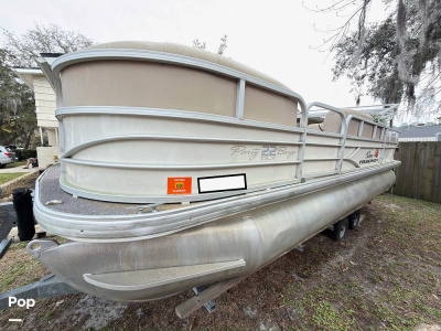 2016 Sun Tracker 22 DLX Party Barge
