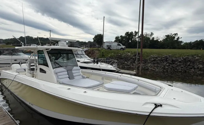 2015 Boston Whaler 370 Outrage