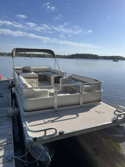 2001 Tracker Party Barge