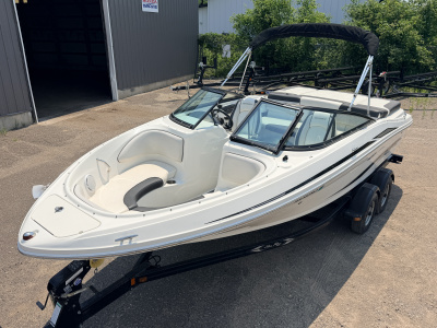 2012 Sea Ray 205 Sport & 220HP 4.3L Mercruiser MPI with Tandem Axle Trailer