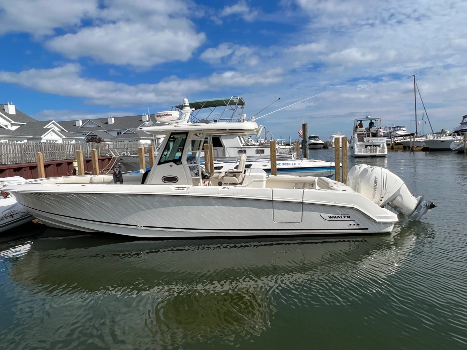 2018 Boston Whaler OUTRAGE 33