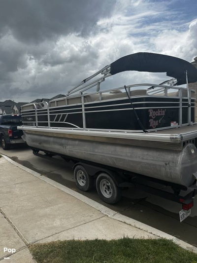2021 Sun Tracker Party Barge 22 RF DLX