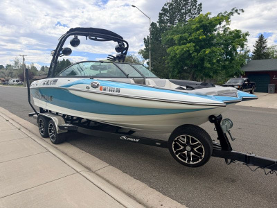 2015 Supreme 225 surf boat