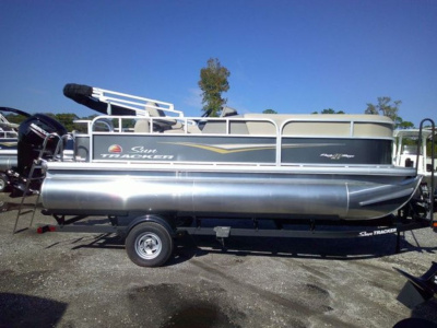 2025 Sun Tracker Party Barge