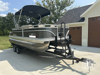2025 Tracker Fishin' 20 Barge DLX