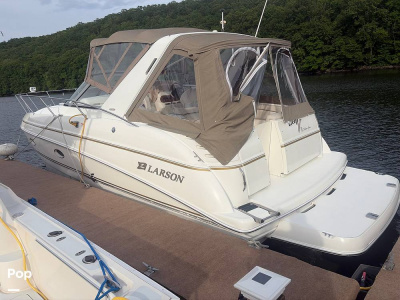 2004 Larson 330 MID CABIN