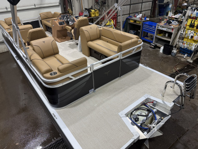 2027 Tahoe Sport 2180 Quad Lounge & Honda 4-Stroke EFI