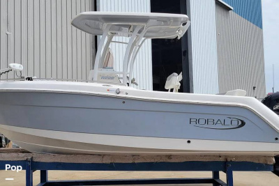 2022 Robalo R222