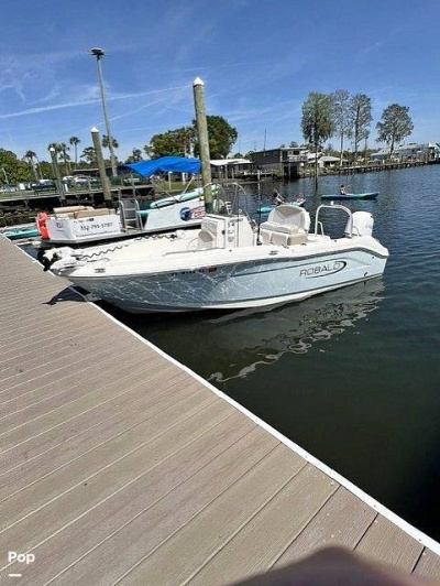 2019 Robalo R-180 CC