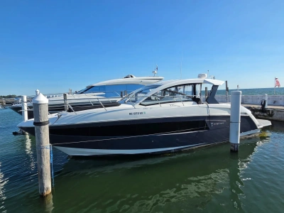 2018 Cruisers Yachts 390 EXPRESS COUPE