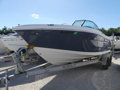 2023 Robalo R207 Dual Console