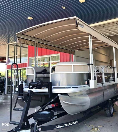 2025 Sun Tracker Party Barge 16 DLX
